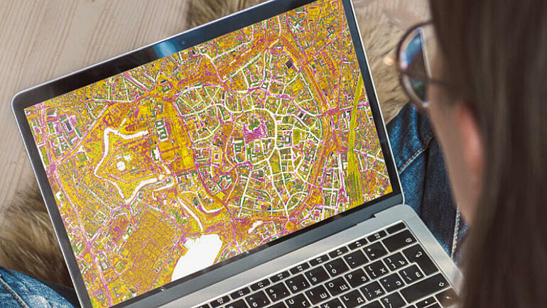 Thermografiekarte der Innenstadt Münsters wird auf einem Laptop-Bildschirm angezeigt