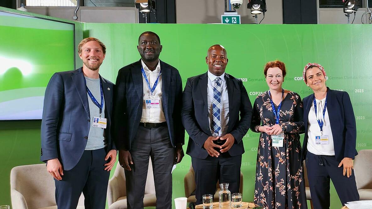 Gruppenfoto: V.l.n.r.: Christian Achtelik, Kölner Ratspolitiker; Nkosenhle Madlala, südafrikanischer Ratspoliker aus der Stadt eThekwini Metropolitan Municipality; Barka Sajou, Energieexperte aus Nigeria; Katja Dörner, Städtetags-Vizepräsidentin, Oberbürgermeisterin der Stadt Bonn, Mitglied im globalen Exekutivkomitee des Netzwerks ICLEI; Sonja Berdau, Moderatorin und Klimaexpertin.