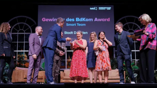 Das Kommunikationsteam der Landeshauptstadt Dresden unter der Leitung von Barbara Knifka hat den BdKom Award 2025 in der Kategorie "Smart Team" erhalten
