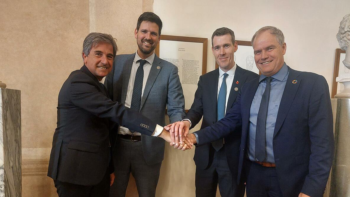 U7-Bürgermeister-Vertreter mit Ministern aus Kanada und Großbritannien (v. l.): Roberto Pella, Bürgermeister von Valdengo (Italien), Vertreter von ANCI; Sean Fraser, Kanadischer Minister für Wohnungsbau, Infrastruktur und Gemeinden, Matthew Pennycook, britischer Staatsminister für Wohnungsbau und Planung, Eckart Würzner, Oberbürgermeister von Heidelberg (Deutschland).