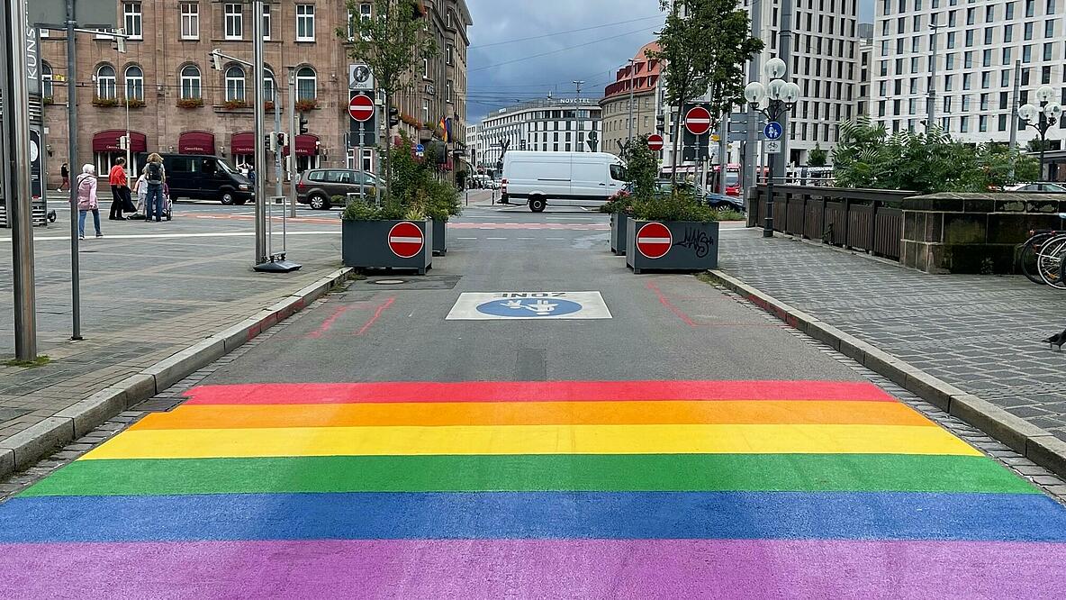 Am Eingang zur Altstadt, in der Königstraße in Nürnberg, gibt es nun einen Regenbogen-Zebrastreifen.