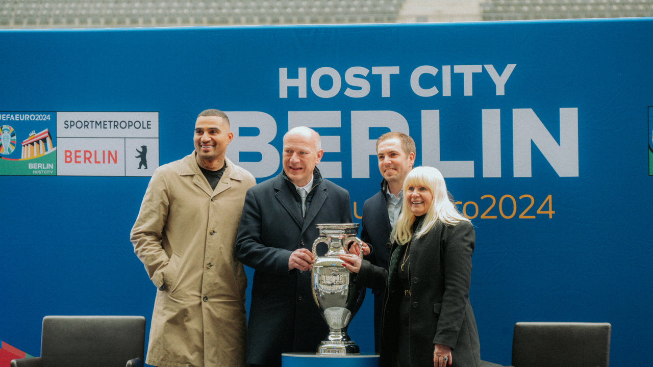 Präsentation des Pokals im Olympiastadion in Berlin.