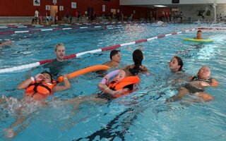 Schwimmkurs für Grundschulkinder: Gruppe bei Schwimmübungen im Becken eines Kasseler Hallenbades
