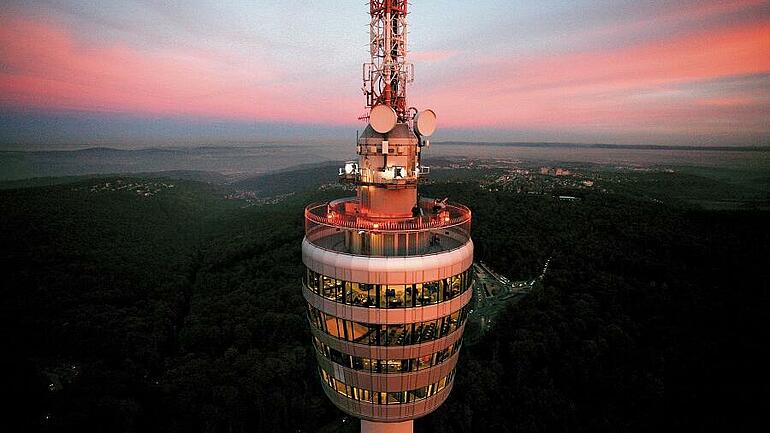 Stuttgart - der Fernsehturm mit Blick auf Stuttgart in der Abenddämmerung