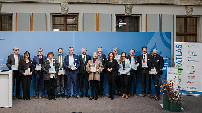 Die Gewinner des Papieratlas 2025 mit Parlamentarischer Staatssekretärin Rita Schwarzelühr-Sutter, Umweltbundesamt-Präsident Prof. Dr. Dirk Messner und IPR-Sprecher Marc Gebauer.