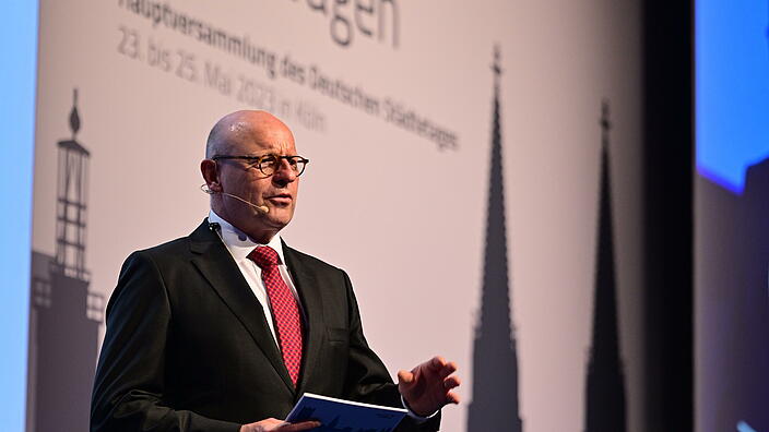 Markus Lewe, Präsident des Deutschen Städtetages und Oberbürgermeister aus Münster bei der Begrüßungsrede der Hauptversammlung des Deutschen Städtetages am 23. Mai 2023 in Köln 