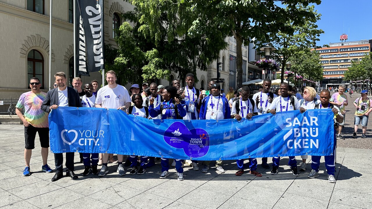 Die Stadt Saarbrücken hat als Host Town mit ihren Gästen aus Benin einen Spaziergang mit Banner durch die Innenstadt organisiert.