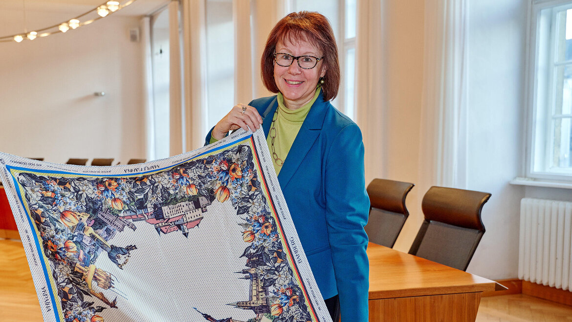 Brigitte Riegelbauer aus dem Bürgermeisteramt der Stadt Bamberg zeigt ein Gastgeschenk aus Mukatschewo: ein Tuch mit Motiven aus beiden Städten