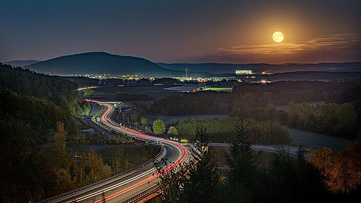 Panoramaaufnahme der Stadt Coburg bei Nacht