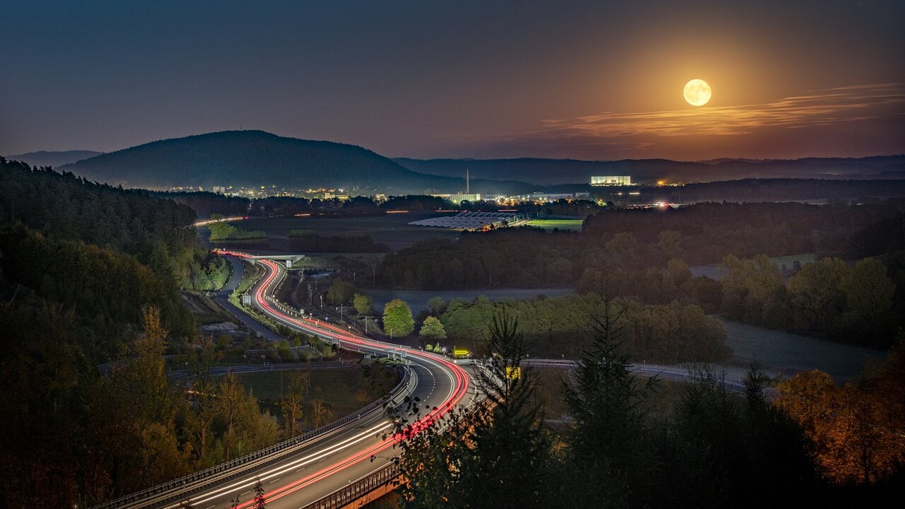 Panoramaaufnahme der Stadt Coburg bei Nacht