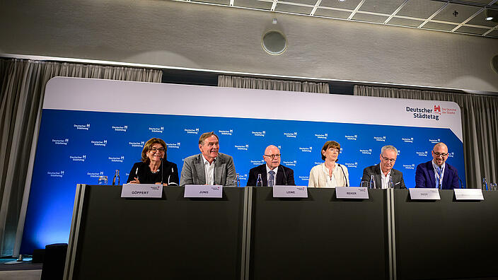 Podium der Auftakt-Pressekonferenz (v.l.n.r.): Verena Göppert, stellv. Hauptgeschäftsführerin Deutscher Städtetag; Burkhard Jung. Vizepräsident des Deutschen Städtetages; Markus Lewe, Präsident des Deutschen Städtetages; Henriette Reker, Oberbürgermeisterin der Stadt Köln; Helmut Dedy, Hauptgeschäftsführer des Deutschen Städtetages; Timm Steinborn, Pressesprecher des Deutschen Städtetages bei der Pressekonferenz zum Auftakt der Hauptversammlung des Deutschen Städtetages am 23. Mai 2023 in Köln