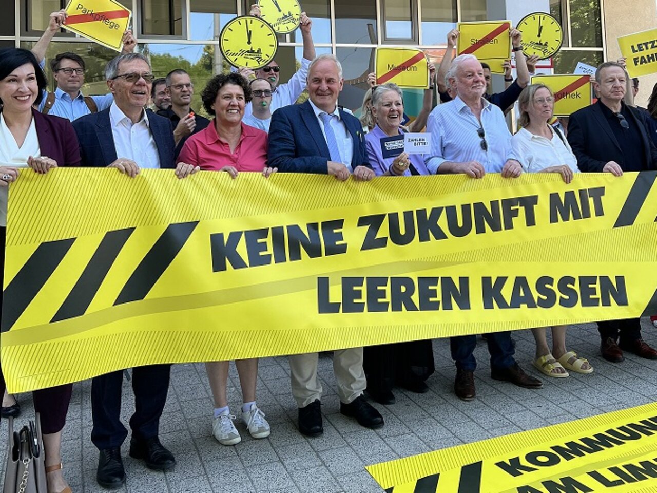 Protestaktion vor dem Bildungsforum mit unter anderem Oberbürgermeister Noosha Aubel