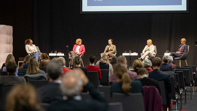 Diskussionsforum zum Thema Gleichstellung bei der Hauptversammlung des Deutschen Städtetages 2021. V.l.n.r.: Anne Chebu, Fernsehmoderatorin; Bettina Wilhelm, Landesbeauftragte für Frauen, Freie Hansestadt Bremen; Katja Dörner, Oberbürgermeisterin der Stadt Bonn; Katja Glybowskaja, Vorstandsvorsitzende der Europäischen Akademie für Frauen; Dr. Helga Lukoschat, Vorstandsvorsitzende der Europäsichen Akademie für Frauen 