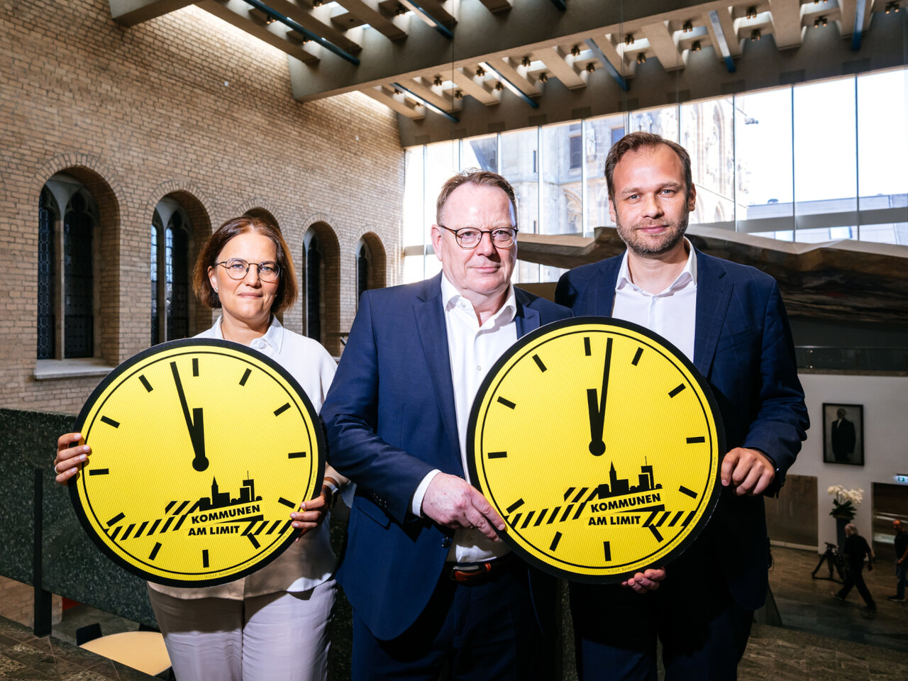 Oberbürgermeister Torsten Burmester (Mitte), Stadtkämmerin Prof. Dr. Dörte Diemert und Robert Voigtsberger, Beigeordneter für Bildung, Jugend und Sport in Köln.