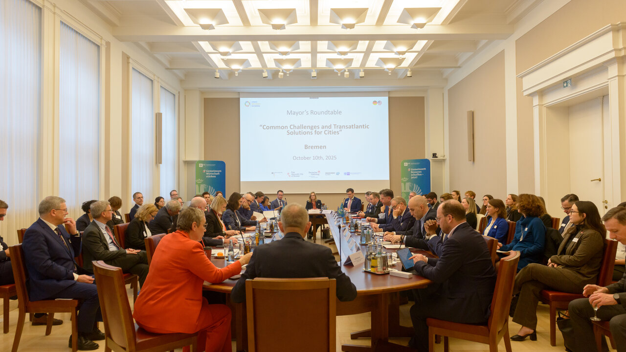 Blick auf den Konferenztisch des Mayors' Round Table.