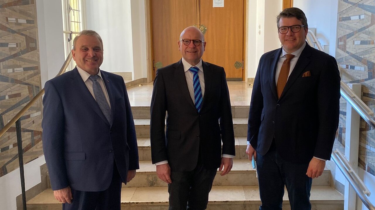 Begleitfoto anlässlich von gemeinsamen Appell des Deutschen Städtetages und Deutschen Schaustellerbundes für Volksfeste unter Coronabedingungen. V.l. Albert Ritter, Präsident Deutscher Schaustellerbund; Markus Lewe, Präsident Deutscher Städtetag; Thomas Meyer, Vizepräsident Deutscher Schaustellerbund. 