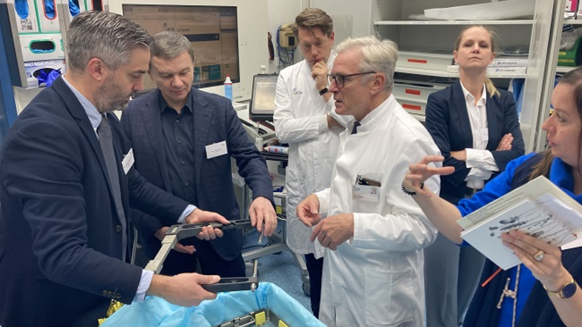 Zwei Männer unterhalten sich in einem Krankenhaus