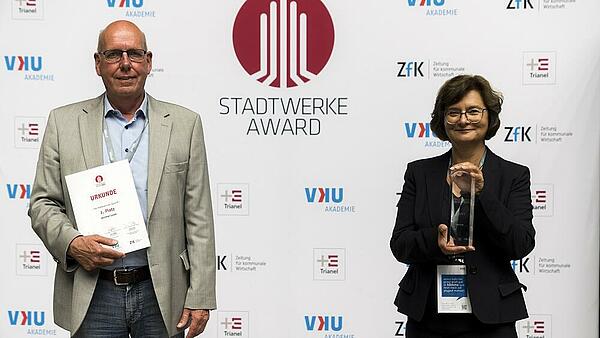 Foto der Preisträger des 2. Platzes, NochMall GmbH Berlin, beim Stadtwerke-Award 2021