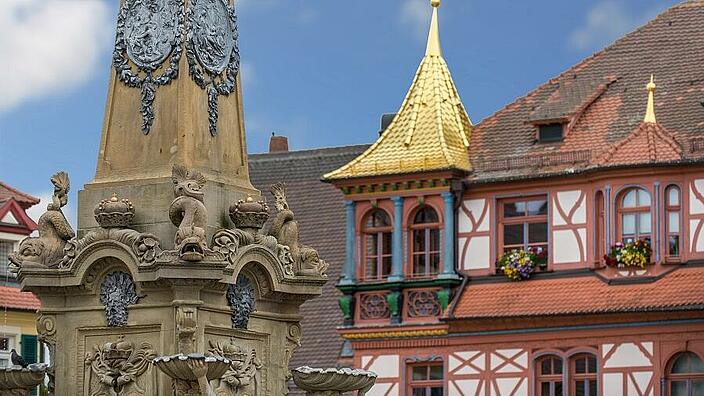 Schwabach - Mit Blick auf den Schöner Brunnen im Vordergrund und das goldene Dach des Rathauses im Hintergrund.