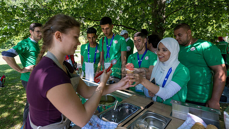 Zur Begrüßung gab es für die Delegation aus Algerien in Freiburg Eiscreme.