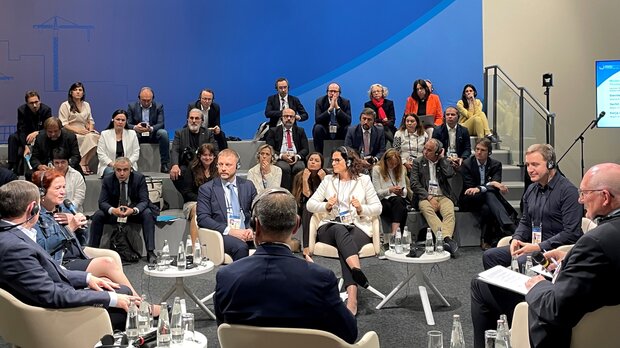 Katja Dörner, Vizepräsidentin des Deutschen Städtetages und Oberbürgermeisterin aus Bonn (2.v.l.), nahm an einem Panel auf der Ukraine Recovery Conference teil.