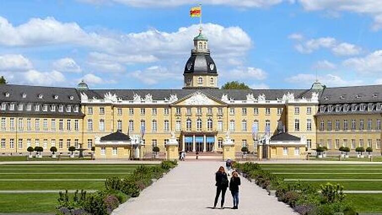 Das Schloss von Karlsruhe mit Vorplatz