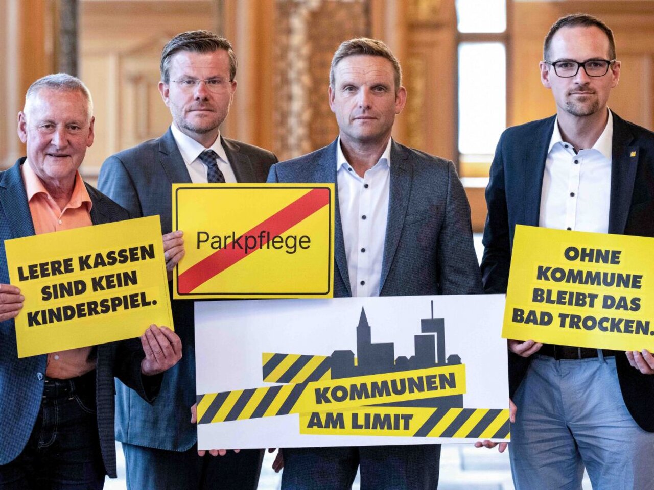 v.l. die Oberbürgermeister Dr. Thomas Jung aus Fürth, Marcus König aus Nürnberg, Jörg Volleth aus Erlangen und Peter Reiß aus Schwabach.
