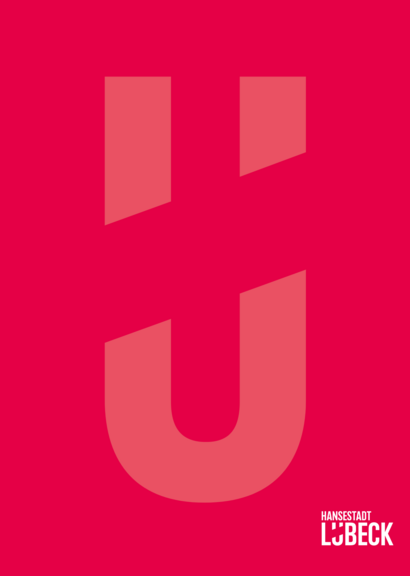 Bei dem Foto handelt es sich um das Logo der Stadt Lübeck. Es hat einen roten Hintergrund und zeigt ein blass rotes Ü im Zentrum. Unten rechts steht "Hansestadt Lübeck" in weißen Großbuchstaben.