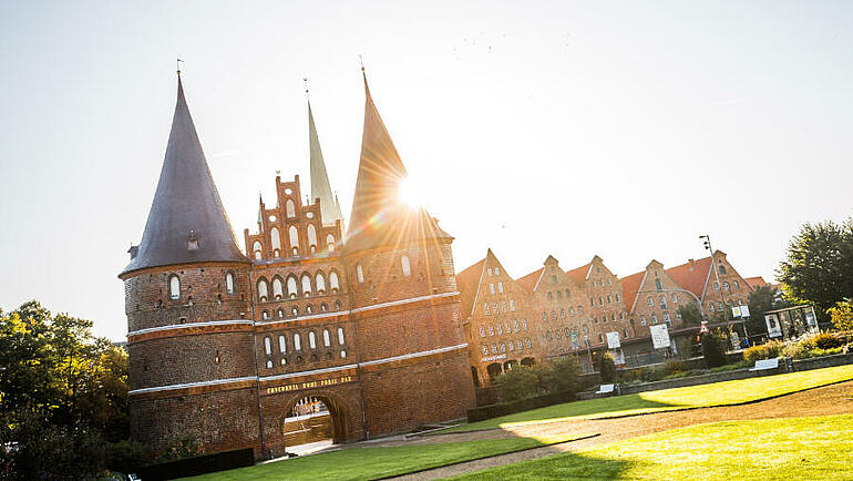 Lübeck - Das Holstentor zur Lübeck mit den historischen Salzspeichern