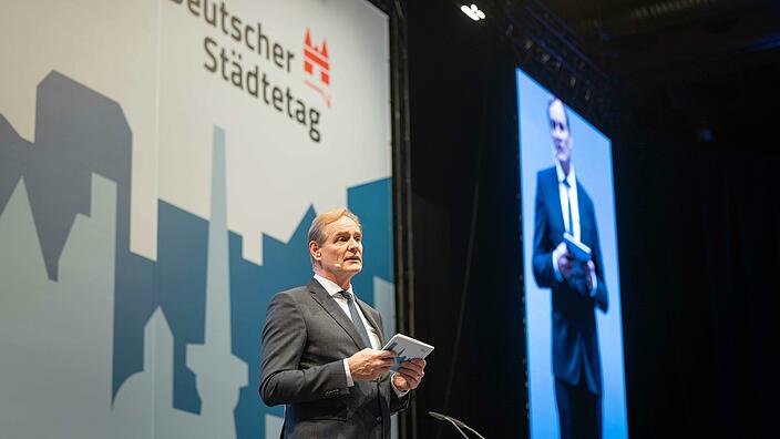 Burkhard Jung, Präsident des Deutschen Städtetages von Juni 2019 bis November 2021, hält die Begrüßungsrede vor den Delegierten aus den Mitgliedsstädten des Verbandes in der Messe der Gastgeberstadt Erfurt. 