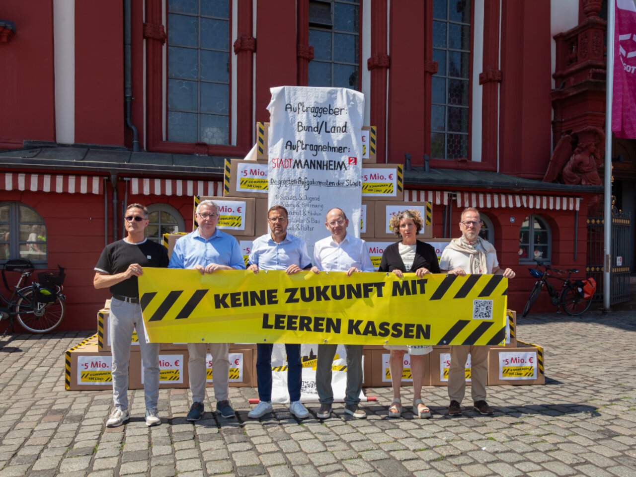 Schuldenberg aus Kartons in Mannheim.
