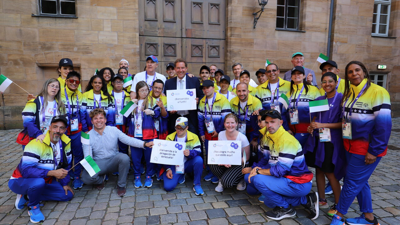 Die Stadt Fürth begrüßt ihre Gäste aus Venezuela im Rathaus.