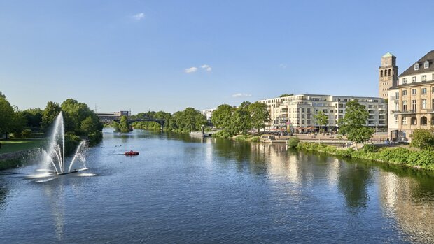 Panoramaaufnahme der Stadt Mülheim an der Ruhr mit Blcik auf die Ruhrpromenade