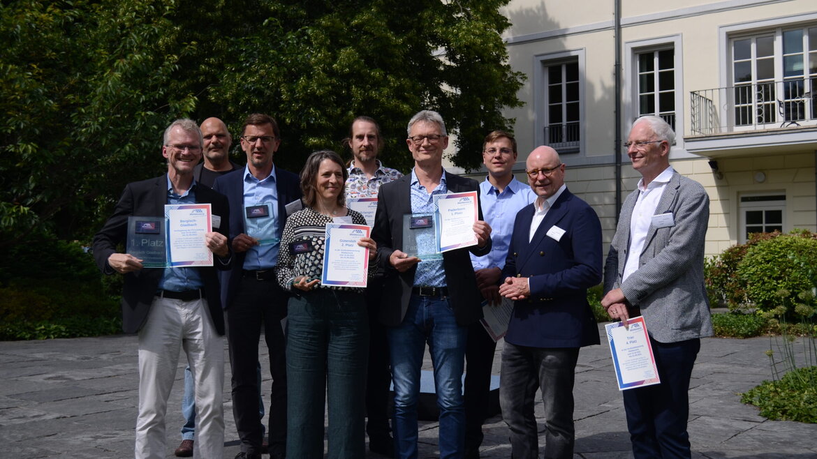 Die Preisträgerinnen und Preisträger in der Kategorie Großstädte mit Markus Lewe, Präsident des Deutschen Städtetages (2.v.r.).