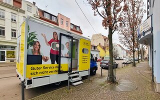Bürgerservicebus der Stadt Leipzig steht an einer Straße