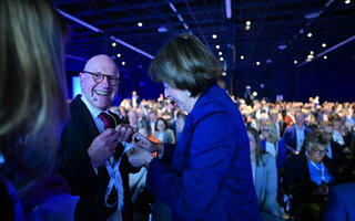Markus Lewe, Präsident des Deutschen Städtetages (l.), Henriette Reker, Oberbügermeisterin der gastgebenden Stadt Köln (r.) bei der Begrüßung vor dem Hauptprogramm der Hauptversammlung des Deutschen Städtetages am 23. Mai 2023 in Köln