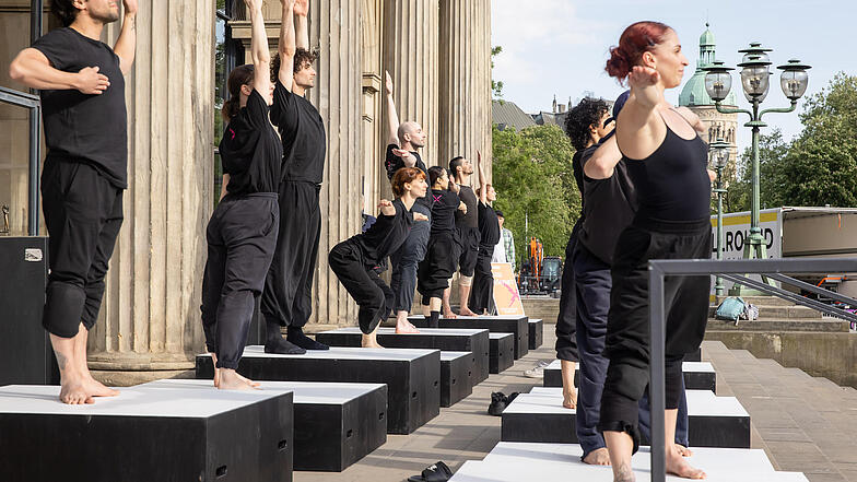 Das Staatsballett Hannover führte für die Exkursion zum "Kulturdreieck" vor der Oper einen Tanz auf.
