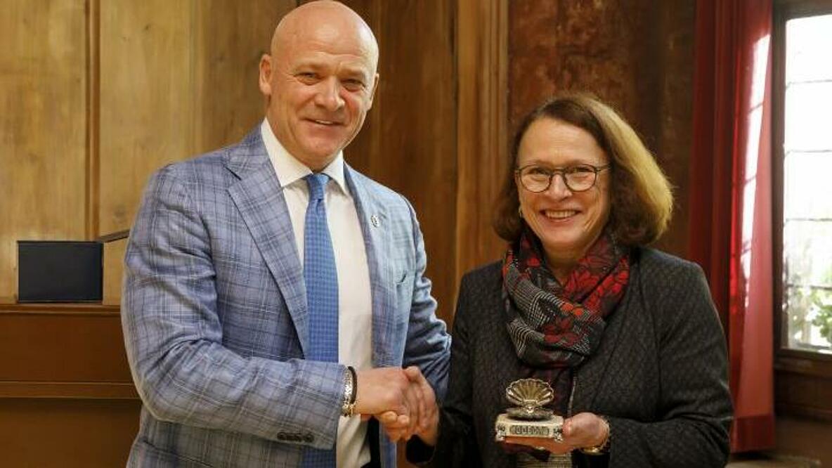 Oberbürgermeisterin Gertrud Maltz-Schwarzfischer und ihr Amtskollege aus Odessa Gennadiy Trukhanov schütteln sich die Hände