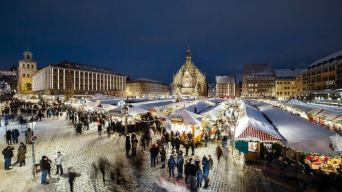 Blick auf den Christkindlesmarkt in Nürnberg