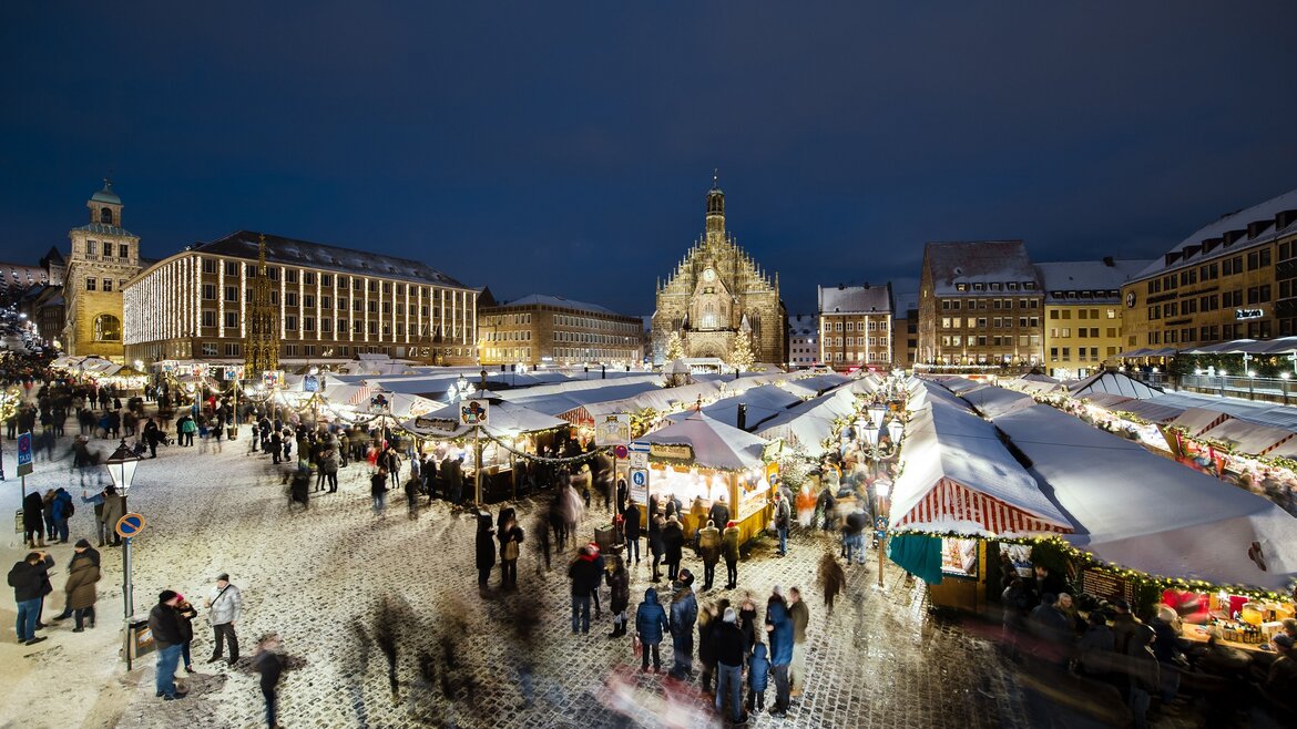 Blick auf den Christkindlesmarkt in Nürnberg