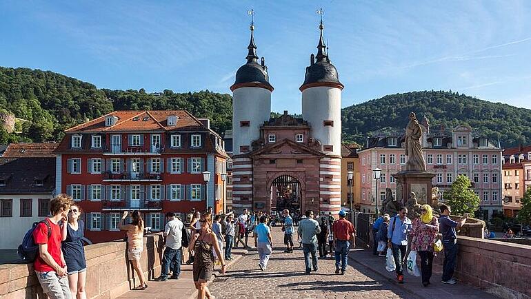 Heidelberg - Alte Brücke mit Besuchern