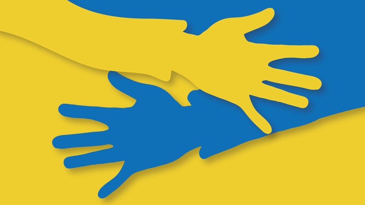 Zwei Hände in den Farben der ukrainischen Flagge