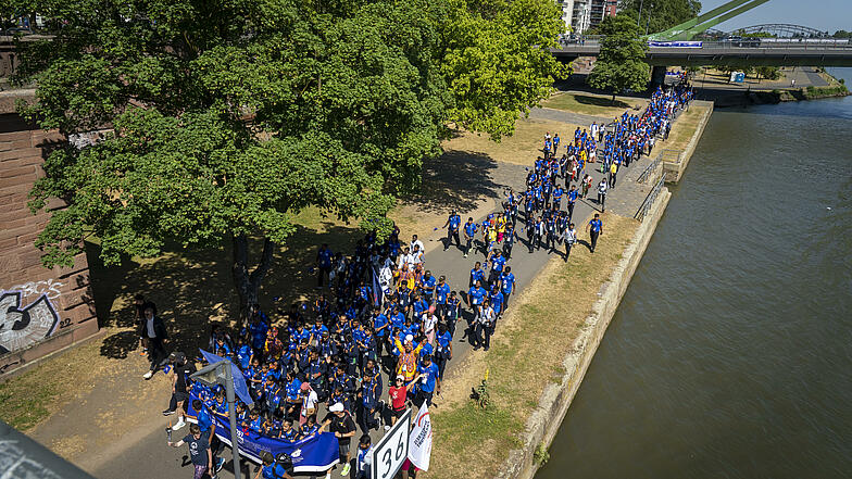 In Frankfurt am Main gab es mit der Delegation aus Indien einen Fackellauf entlang des Mainufers.