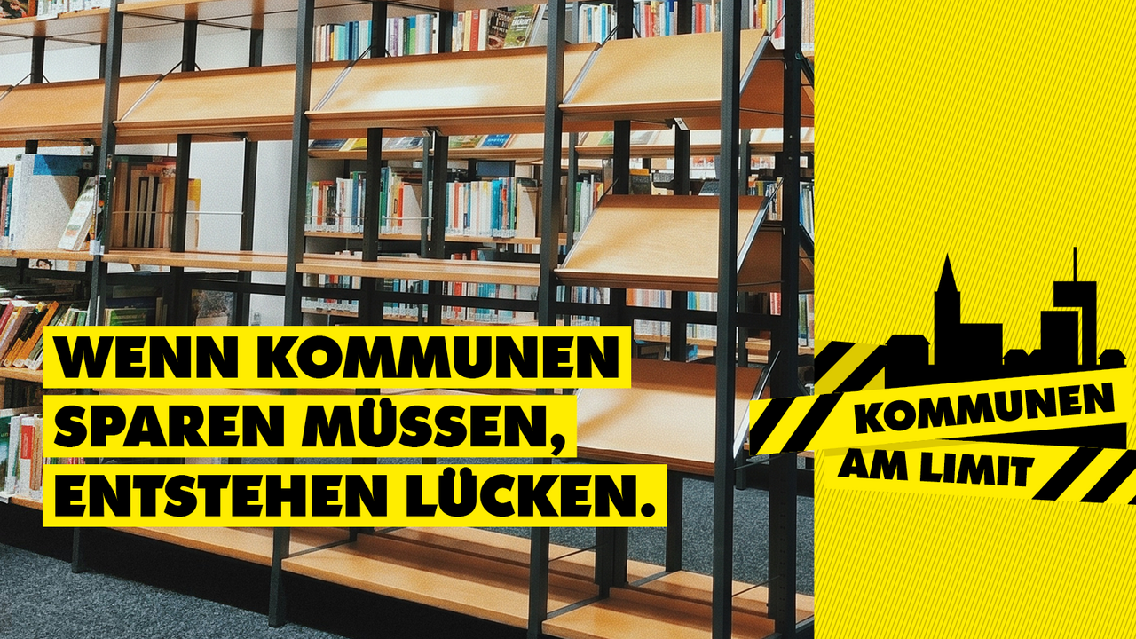 Kampagnenmotiv zum Aktionstag "Kommunen am Limit": Blick auf leere Regale in einer Bibliothek, darüber der Slogan "Wenn Kommunen sparen müssen, entstehen Lücken"