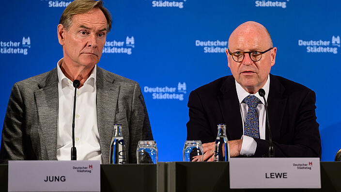 Burkhard Jung. Vizepräsident des Deutschen Städtetages (l.) und Markus Lewe, Präsident des Deutschen Städtetages (r.) bei der Pressekonferenz zum Auftakt der Hauptversammlung des Deutschen Städtetages am 23. Mai 2023 in Köln