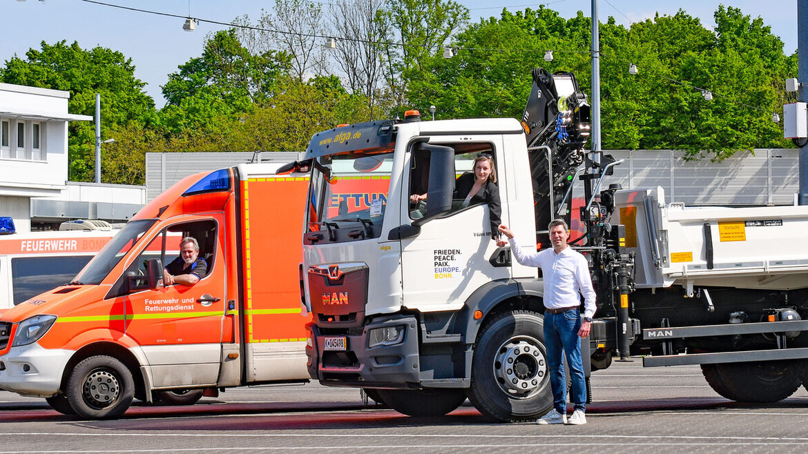 Ein Mensch übergibt die Fahrzeugschlüssel an eine Person in einem LKW
