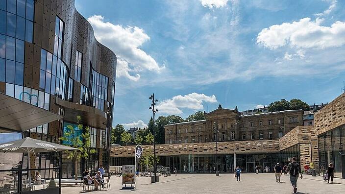 Wuppertal - Blick auf den Hauptbahnhof am neu gestatleten Döppersberg