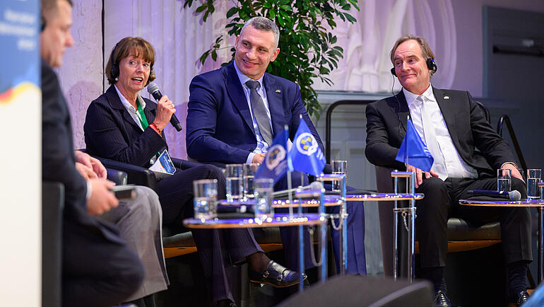 Städtetags-Vizepräsident Burkhard Jung (von rechts), beim Runden Tisch der deutsch-ukrainischen Partnerschaftskonferenz, mit Kyjiws Oberbürgermeister Vitaliy Klitschko und Henriette Reker, Präsidiumsmitglied des Deutschen Städtetages sowie Oberbürgermeisterin der Stadt Köln.