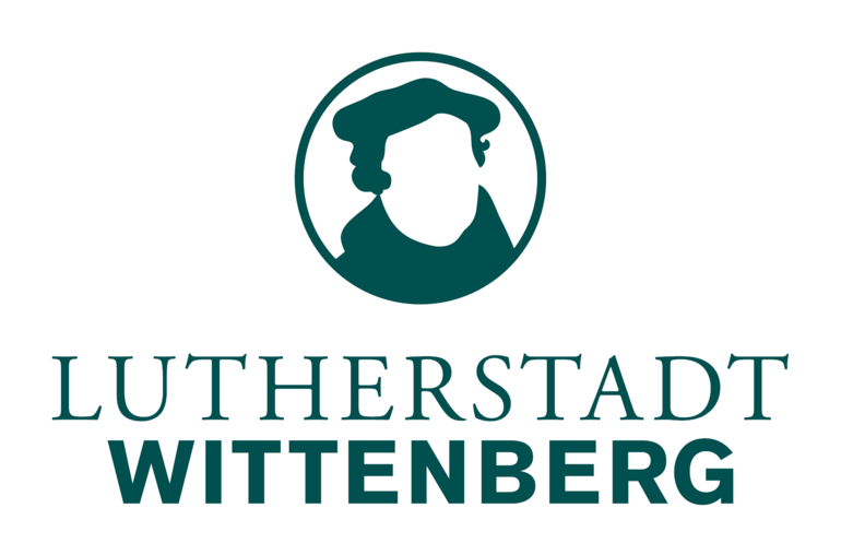 Bei dem Bild handelt es sich um das Logo der Stadt Wittenberg. Dieses setzt sich zusammen aus einem minimalistischen Abbild Luthers und den darunter in Grobuchstaben geschriebenen Worten "LUTHERSTADT WITTENBERG". Sowohl das Abbild als auch die Worte sind in dunkelgrün gehalten.
