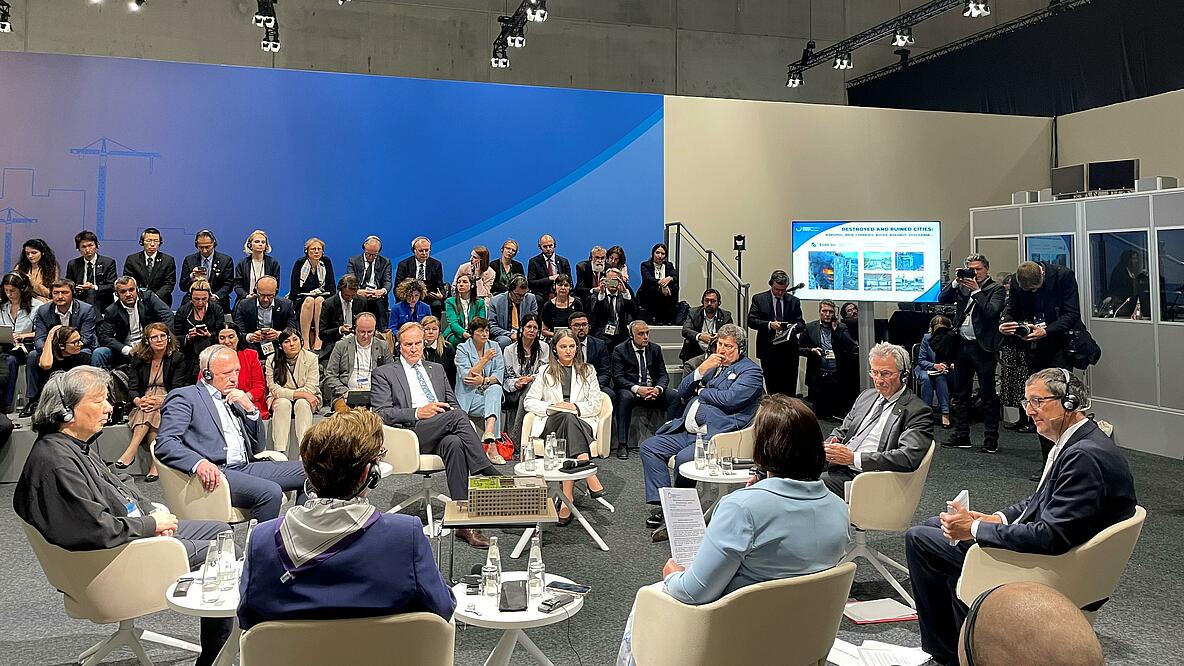 Burkhard Jung, Vizepräsident des Deutschen Städtetages (3.v.l.), nahm auf der Ukraine Recovery Conference an einem Panel teil, das vom Städtetags-Beigeordneten Hilmar von Lojewski (ganz rechts) moderiert wurde.